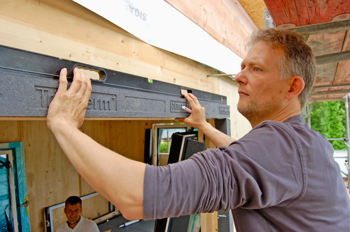 Kleine Unebenheiten korrigiert der Sachverständige, indem er das Profil mit einer weiteren Schraube in der Position fixiert.