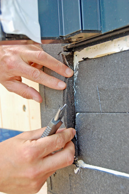 Fingerzeig: Robert Leinert rät dazu, das Kompriband, das direkt am Triotherm+ Profil anliegt bzw. sich überlappend davon abhebt, auszuklinken. „Hier besteht sonst die Gefahr, dass sich das herausquellende Stück mit Wasser vollsaugt wie ein Schwamm und die Feuchtigkeit auf Dauer in die Konstruktion eindringt.“