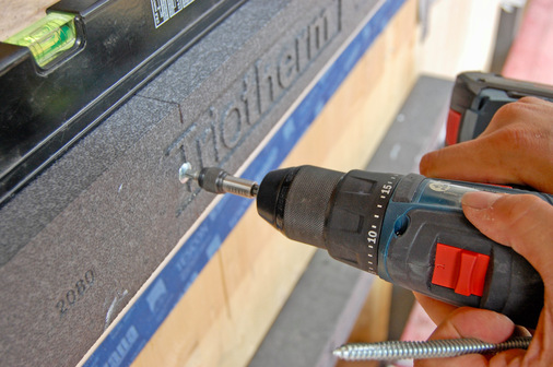 Hier nun die eigentliche Befestigung mit dem Akkuschrauber