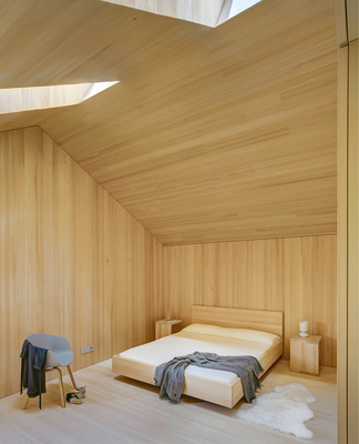 Zwei der Dachfenster der Vierer-Kombination auf der Nordseite sorgen im Schlafzimmer für sanftes Nordlicht und frische Luft.