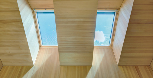 Die Dachfenster sind entscheidend für die natürliche Klimatisierung. Ein Kamineffekt entsteht, wenn man sie zusammen mit den Terrassentüren öffnet.