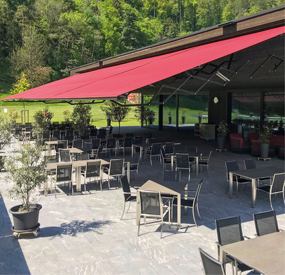 Scherenarmmarkisen kommen immer mehr zum Einsatz, wenn es um Locations wie alte Fabrikgelände etc. geht.