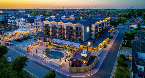 Mit mehreren Markisenfeldern, die mit integrierten LED-Lines ausgestattet sind, wurden rund 50 Sitzplätze auf einer 70 m2 großen Außenterrasse geschaffen.