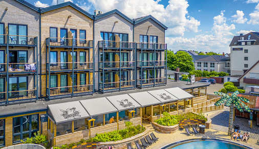 Mit der neuen Sonnen- und Wetter­schutzanlage haben die Gäste die Wahl, wo sie sich je nach Wetter aufhalten möchten.