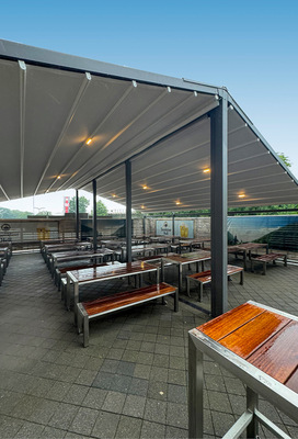 110 m2 überdachte Fläche sorgen mit der Doppel­pergola Palladia nicht nur optisch für den ­optimalen Sonnen- und Wetterschutz im Biergarten der ­Bayarena. Beleuchtung sorgt zudem für das richtige Ambiente am Abend.