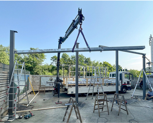 Der Aufbau der schweren Stahlkonstruktion wurde mit dem firmen­eigenen LKW-Kran durchgeführt.