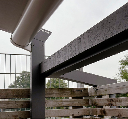 Die selbstentwickelte hintere Regenrinne verhindert das Abtropfen von Wasser in den Sitzbereich.