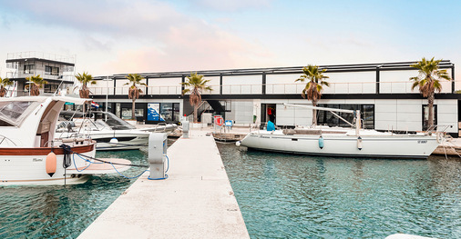 Die Senkrechtbeschattung Terra Side wurde entwickelt, um Pergolen seitlich oder vorne abzuschließen und bietet somit zusätzlichen Schutz vor Sonneneinstrahlung, Wind und neugierigen Blicken.