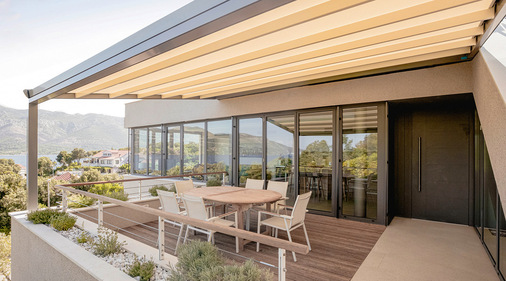 Präzise Technik, eine zuverlässige Tuchführung und das eng zusammenfahrende Paket schaffen ein innovatives Modell für den Sonnen- und Wetterschutz.