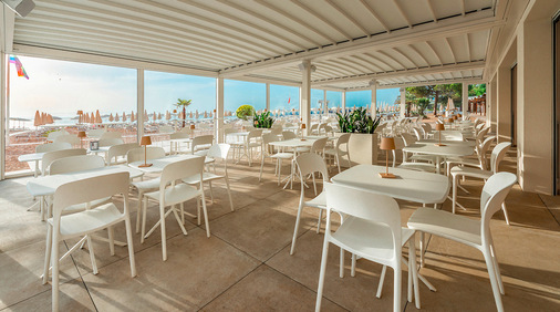 Drei Module der Pergola Isola 3 wurden in Reihe installiert und bieten eine ­großzügige Gesamtfläche von 130 m2.