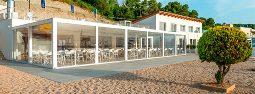 Das leicht gewölbte Dach sorgt für eine optimale Entwässerung und trägt dabei nur sehr gering zur Gesamthöhe bei. Ein besonderer Augenmerk um die Ästhetik der Pergola zu gewährleisten.﻿