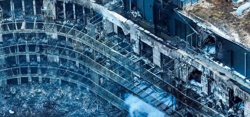 Ein Feuer in einem Essener Wohnkomplex hat sich im Jahr 2022 von einem Balkon ausgebreitet. Das Sturmtief ­Antonia sorgte dafür, dass sich das Feuer sehr schnell über die im Wind liegende Fassade und Balkone ausdehnte.