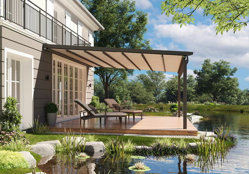 Highlight der neuen Saison: Die regenfeste Wetterschutz-Pergola Positano bietet Schutz für die Terrasse bei jeder Witterung.