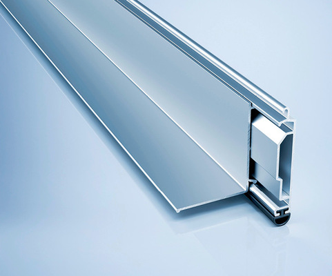 Die neue Plattform für Winkelendleisten von sorgt unter anderem für einen flachen Kasten­abschluss.