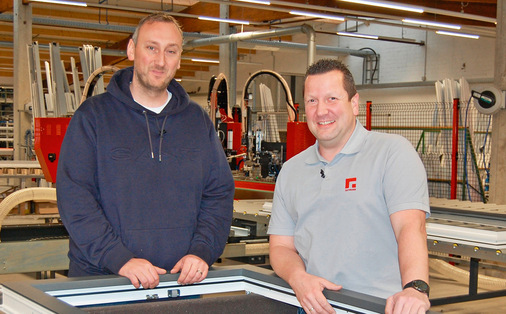 Geschäftsführer Stephan Gerwens (li.) und Oliver Krause, Key Account Gutmann, ­haben gemeinsam die Prozesse für das immer beliebtere Trendprodukt Kunststoff-Alu am Standort in Alstätte implementiert.