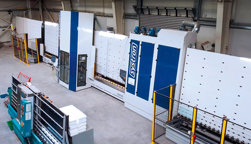 Mit der systron 3525proHD, inkl. 20-Slot-Pufferspeicher, fertigt Glas Berger rund 150 Gläser mit unterschiedlichen Bearbeitungen pro Schicht.