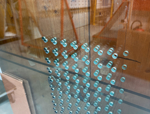 Diese Wasserstrahl-geschnittenen Löcher werden vor dem Vorspannprozess nicht mehr bearbeitet.