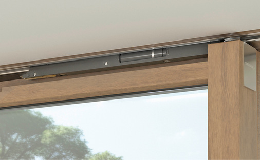 Der Drive axxent LS lässt sich in schlanke Profilsysteme verbauen, ohne dass Verbreiterungen oder Wandöffnungen erforderlich werden.