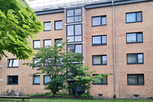 Die Peter van Kempen GmbH aus Nettetal-Lobberich modernisierte insgesamt sechs Mehrfamilienhäuser mit rund 400 Fenstern in der Düsseldorfer Ardennenstraße mit Elementen der „R“-Variante des Kömmerling 76 Anschlagdichtungssystems.