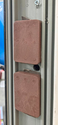 In einem Versuch wurde﻿n die Montage­klötze nur gegen die „Rastfüße“ des Profils eingebaut. Dies führte schon zu einem deutlich anderen Verhalten des bereits geprüften Elementes im Vergleich zu einer Verklotzung zwischen den „Rastfüßen“, quasi gegen den Stahlkern.