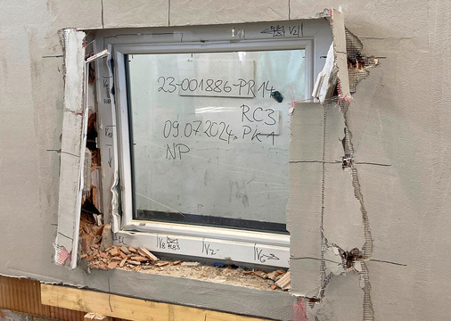 Die Klasse RC3 ist eine extreme Herausforderung für das Fensterelement, den Wandbaustoff und die Befestigung. Der normierte Einbrecher hat 5 Minuten Zeit und ­einen Kuhfuß in der Hand. Da kann man schon einiges bewirken.