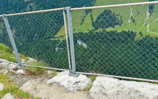 #nichtnachmachen: Dr. Küenzlen hatte dazu aufgerufen, ihm aus dem Urlaub Fotos von „ambitionierten“ Befestigungssituationen zu schicken. Hier eine mutige Geländerbefestigung.