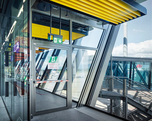 Die Forster Brandschutz-Türen wurden speziell für das Genfer Flughafenterminal entworfen und dimensioniert, um eine schnelle Flucht zu ermöglichen.