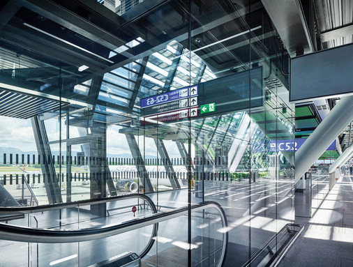 Die bis zu 4 m hohen Verglasungen im Gebäudeinnern sind ein wesentliches Ele﻿ment der Innenraumqualität, die trotz des schmalen Baukörpers durch Großzügigkeit.