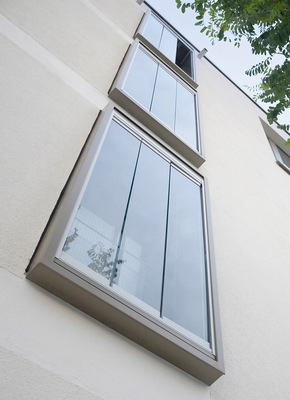 … nach Außen schließt dieses Fassadenfenster mit dem Dreh-Schiebe-Element ­Solarlux SL 25 ab.