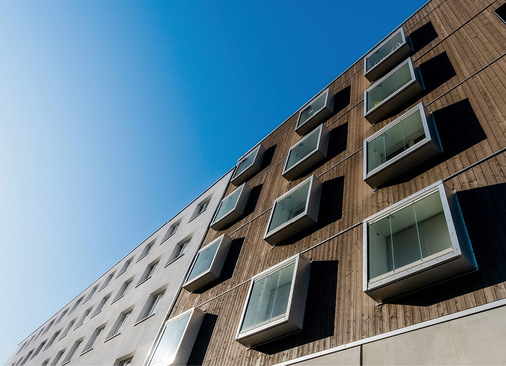 Das Solarlux Schiebe-Dreh-System SL 25 ist in der Messestadt Ost in München-Riem an den beiden Kopfenden des Geschosswohnungsbaus verbaut.