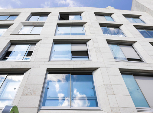 Sonnenschutz in Berlin: Die nötige Verschattungselemente wurden in den 20 cm ­großen Zwischenräumen untergebracht.