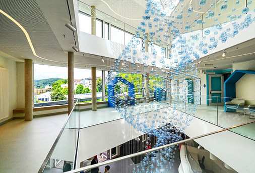 Die das Gebäude umhüllende Pfosten-Riegel-Fassade von Schüco ermöglicht großformatige Glasflächen.