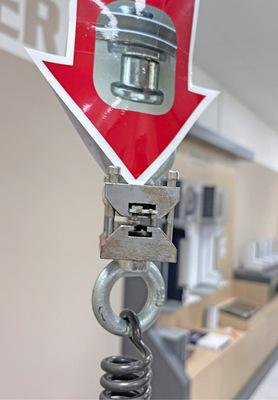 Sicherheit mit dem Komfortpilzbolzen in der Ausstellung demonstriert.