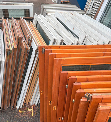 Altfenstersammlung: Fa. Braun separiert die ausgebauten Altfenster in seine Bestandteile.