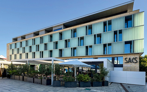 Mit seinem zeitlosen Design passt sich das bioklimatische Lamellendach Alba an traditionelle Architekturen ebenso gut wie an moderne Gebäudestrukturen wie bei dem Hotel Saks an.