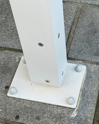 Die Verschraubungen wurden durch druck­festen Bodenbelag in die Betondecke ausgeführt.