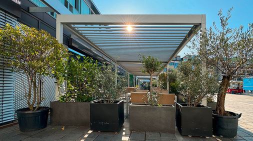 Mit dem maximalen Winkel von 150° öffnet sich das bioklimatische Dach voll­ständig und kreiert so einen angenehmen Kompromiss zwischen In- und Outdoor.