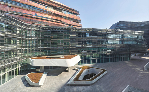 Alle Sonnenschutzgläser der Stopray Serie sind mit „Cradle to Cradle“ in Silber zertifiiert, darüber hinaus sind sie auch als „Low Carbon“ Varianten verfügbar.