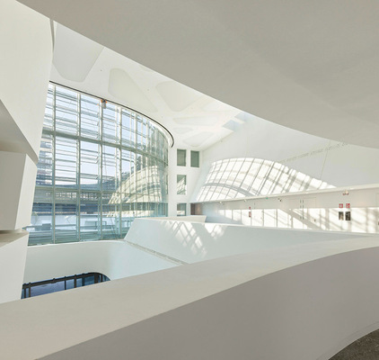 Die außergewöhnliche Glasfassade der ENI-Zentrale kontrolliert im Gebäude-Inneren die Lichtverhältnisse und sorgt dort für Hitzeschutz und spannende Lichteffekte.