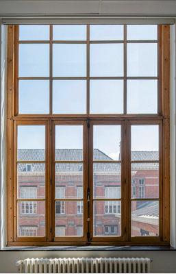 Sprossenfenster erreichen nach dem Glastausch gegen Vakuumglas aktuelle Wärmedämmwerte.