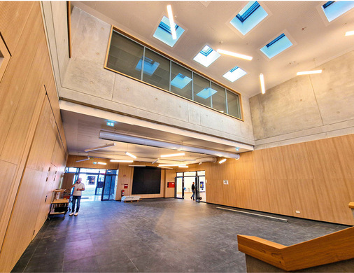 Die Aula des Hohenlohe-Gymnasiums Öhringen ist für verschiedenste Veranstaltungen konzipiert. Die Decke des 7 m hohen Raumes ist zugleich der Boden des Innenhofs, der vor allem für die Pausen zwischen den Unterrichtseinheiten genutzt wird.