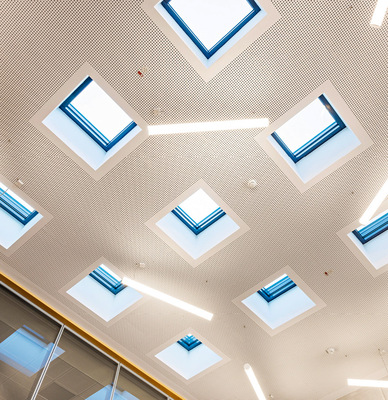 Die neun Oberlichter messen außen 1220 × 1220 mm und dienen ­zugleich als F-90-Brandschutzelemente.