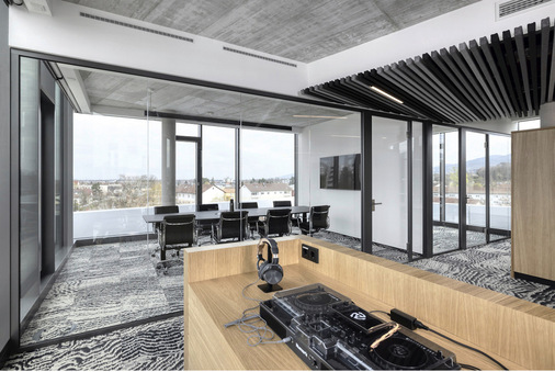 Weitblick und: Transparenz In vielen der hellen und freundlichen Büro- und Arbeitsräumen haben die Nutzer einen Blick auf den naheliegenden Schwarzwald.