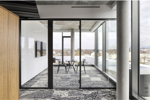Die Besprechungsräume sind mit der Nurglaskonstruktion fecoplan mit 16 mm VSG-SI und Structural-Glazing Türen fecotür S70 ausgeführt.