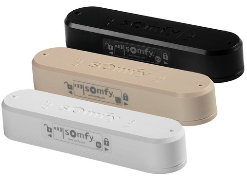 Schwingungssensoren sind am Ausfallprofil der Gelenkarmmarkise montiert, und messen die Bewegung.