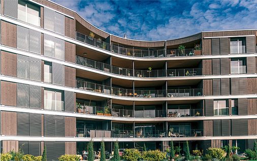 Zusätzlich zu den Läden wurden an zurückgesetzten Loggien Outdoor-Vorhänge installiert. Sie dienen der Verdunkelung, und schaffen eine weitere thermische Dämmschicht.