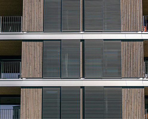 Sowohl die Hohlkammer-Rahmenprofile als auch die Rhombus-Aluminiumlamellen wurden mit der Sonderfarbe NCS S8000N matt beschichtet.