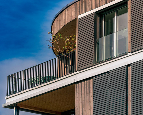 Die oberen Führungsschienen mit elektrischem Antrieb sind nicht sichtbar in einem bauseitigen Schacht montiert, und über das Funksystem Somfy iO bedient.