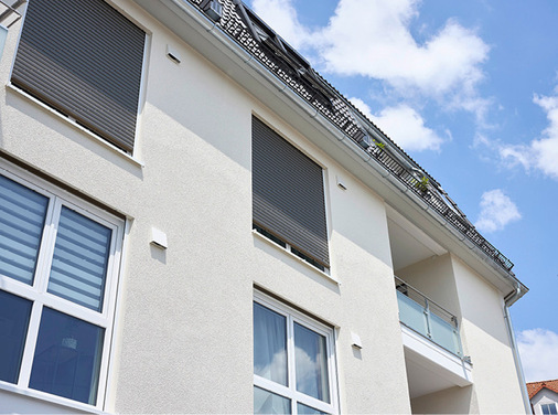 Die verbauten Aluminiumrollläden bieten Schutz vor verschiedenen Wettereinflüssen und unerwünschten Blicken.