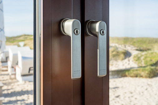 Neue Schüco Fenster- und Schiebesysteme kleiden die Sansibar auf Sylt.
